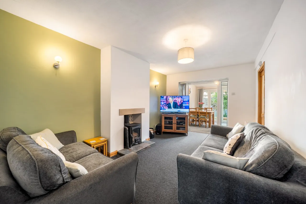 Corinne Close, Rednal, B45, photo 4