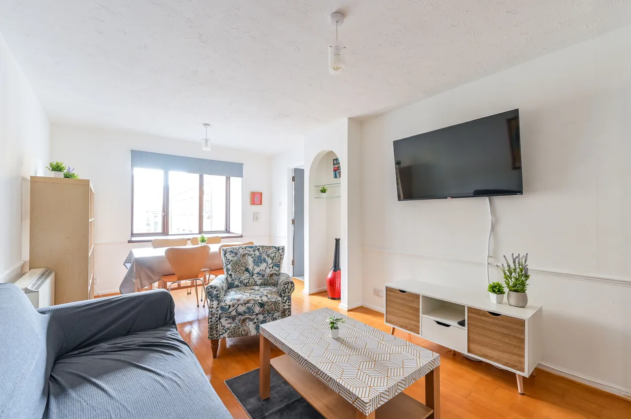 2 bed flat to rent — 25 Tyndal Court, Transom Square, London