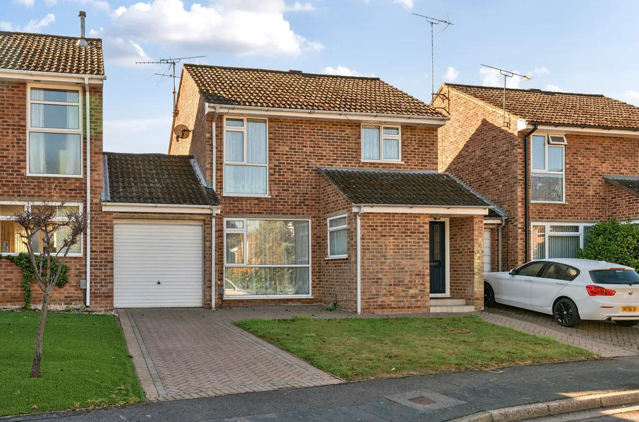 3 bed house for sale — Eskdale Way, Camberley, Surrey, GU15 1RW