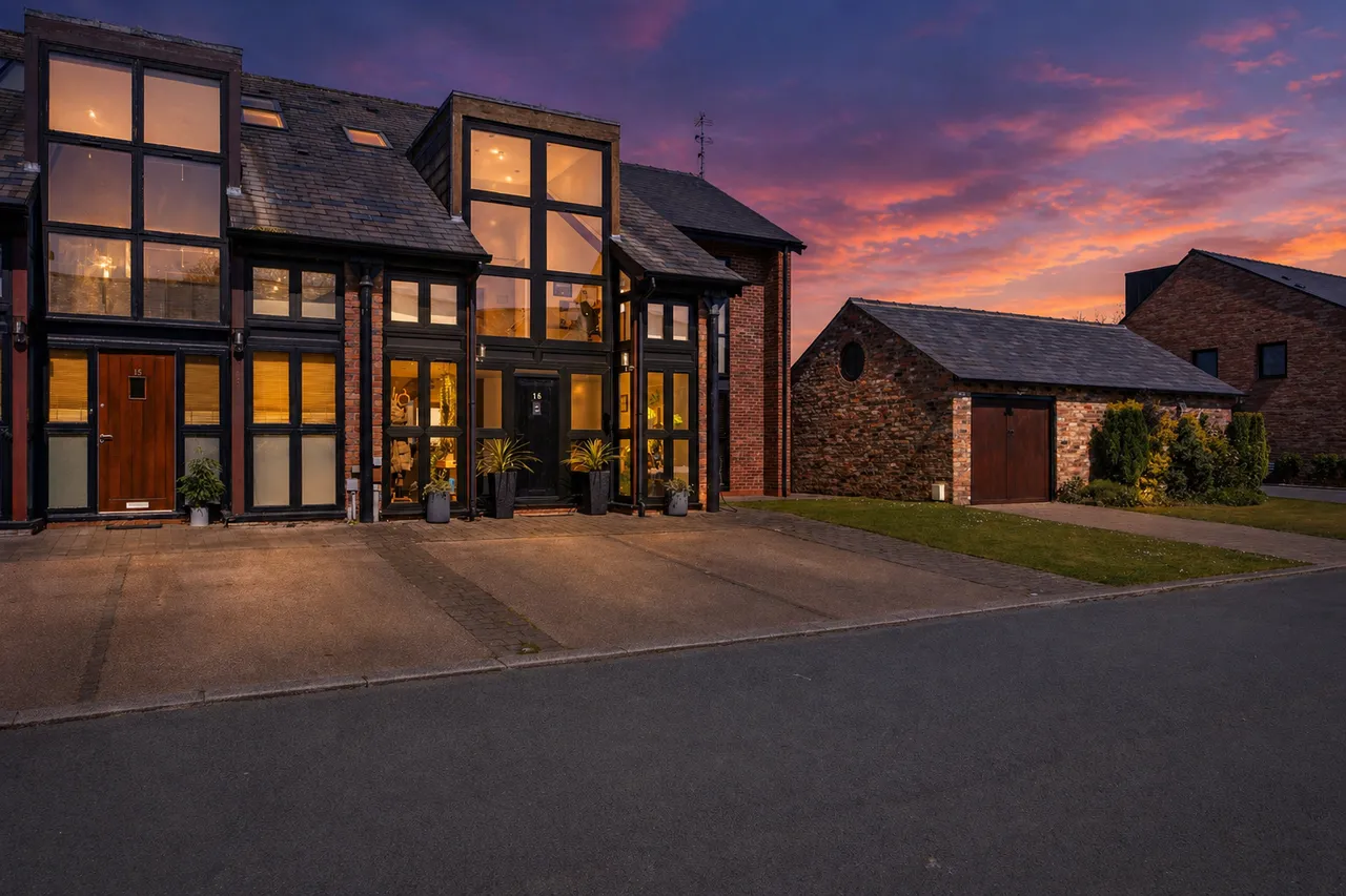 5 bed house for sale — Culcheth Hall Farm Barns Withington Avenue, Culcheth, Warrington, WA3 4AN
