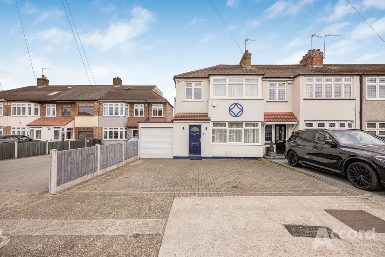 3 bed house for sale — Heather Way, Romford, RM1