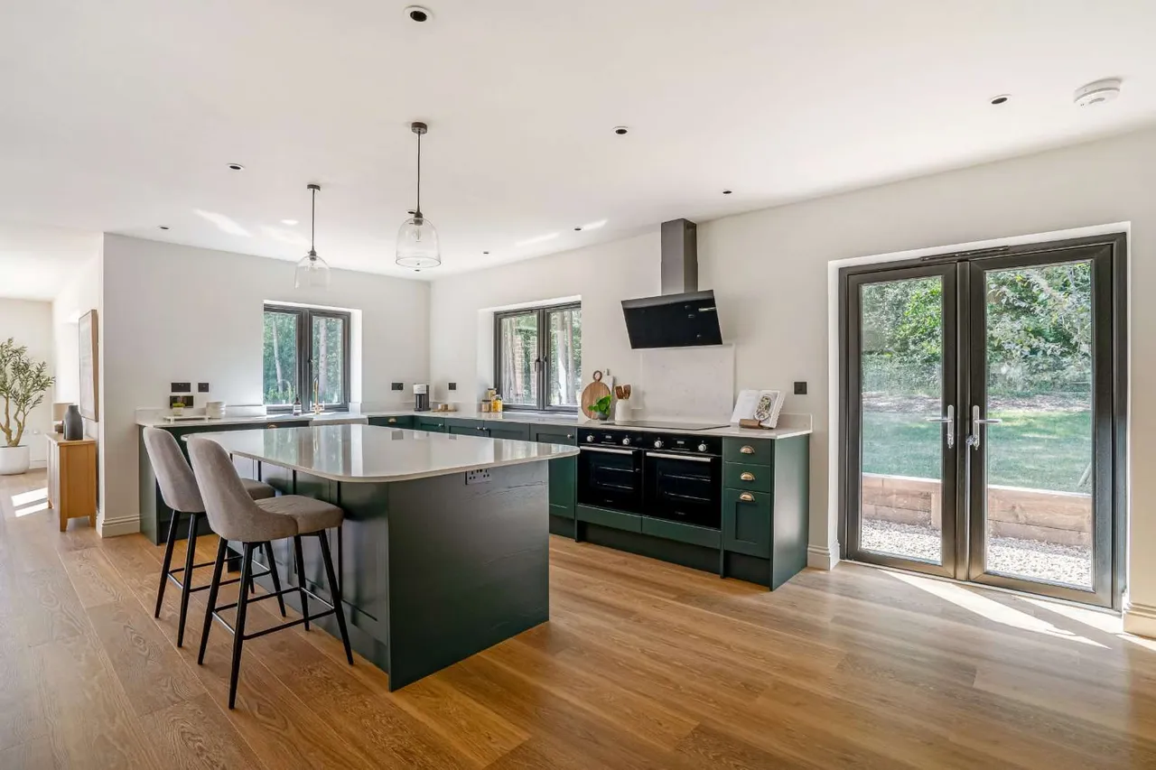 Boundary Road, Rowledge, Farnham, Surrey, GU10 4EP, photo 4