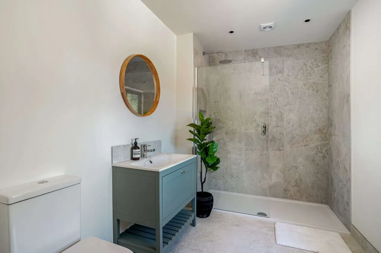 Boundary Road, Rowledge, Farnham, Surrey, GU10 4EP, photo 10