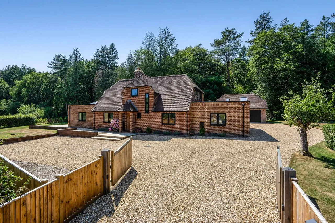 Boundary Road, Rowledge, Farnham, Surrey, GU10 4EP, photo 3