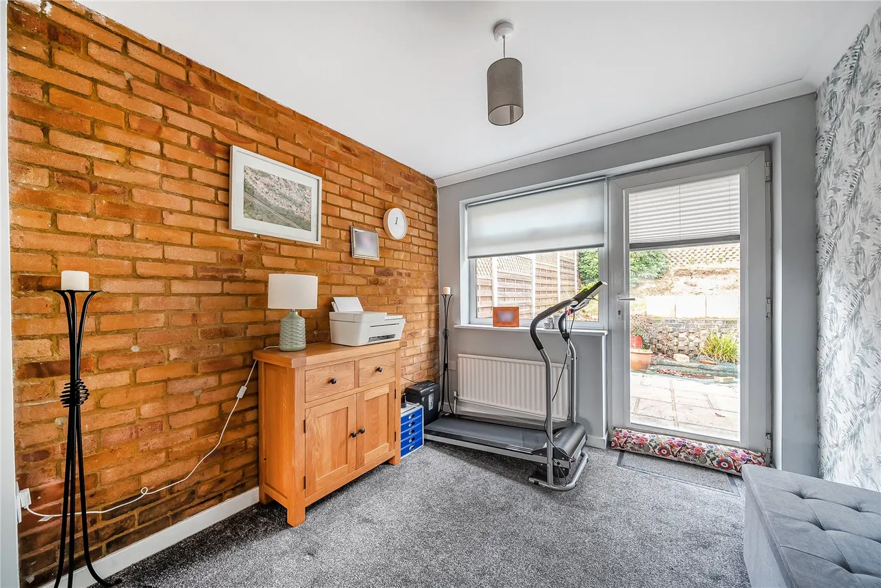 Hermitage Woods Crescent, St Johns, GU21, photo 4