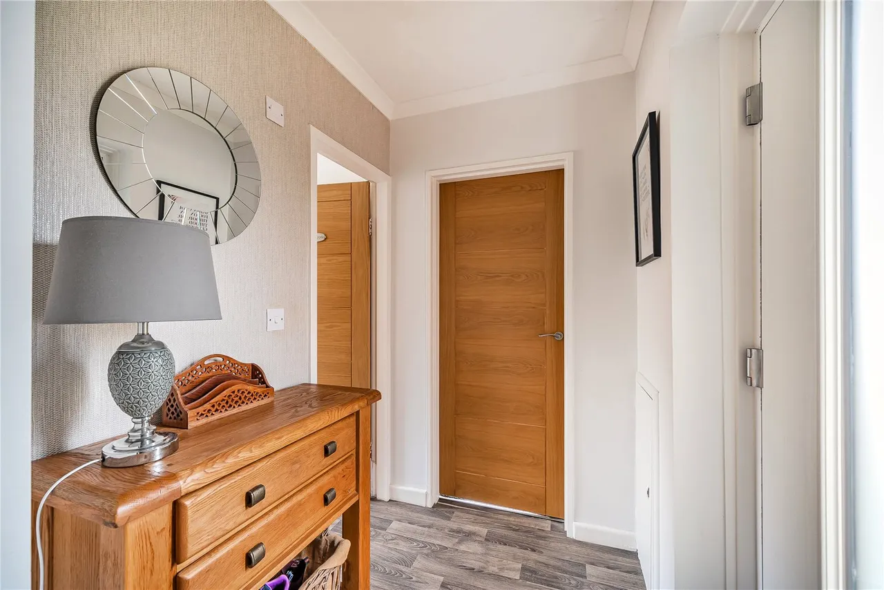 Hermitage Woods Crescent, St Johns, GU21, photo 6