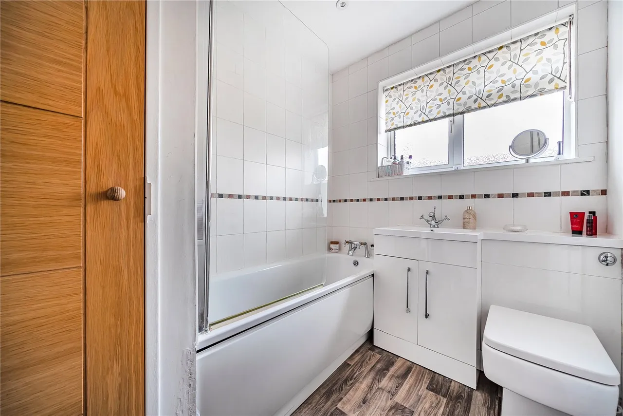 Hermitage Woods Crescent, St Johns, GU21, photo 9