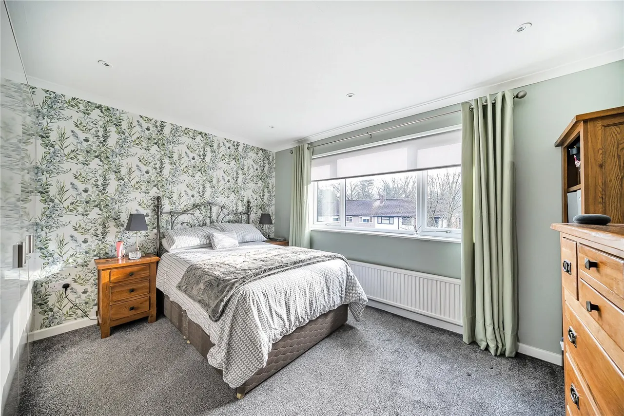 Hermitage Woods Crescent, St Johns, GU21, photo 7