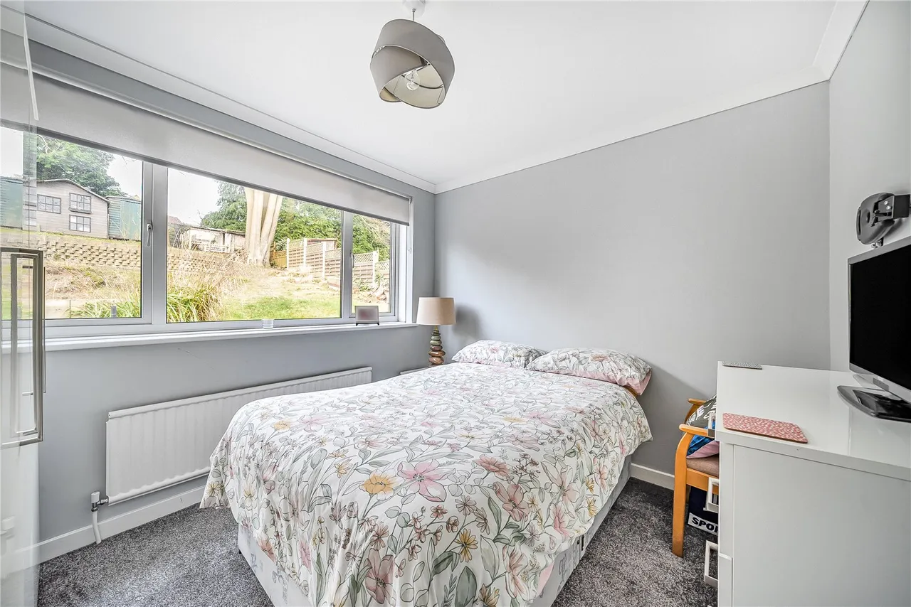Hermitage Woods Crescent, St Johns, GU21, photo 11