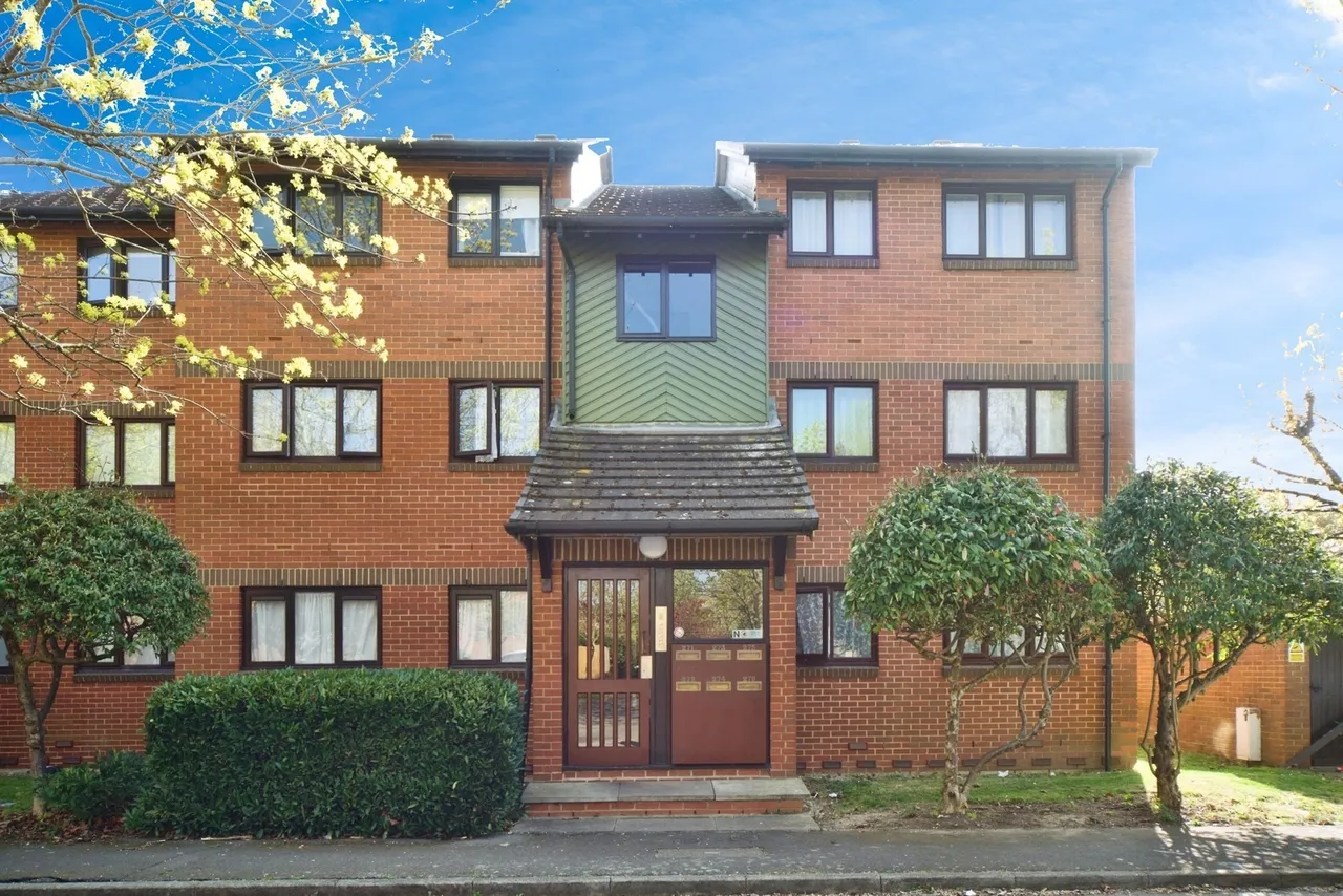 2 bed flat for sale — Maltby Drive, Enfield, EN1
