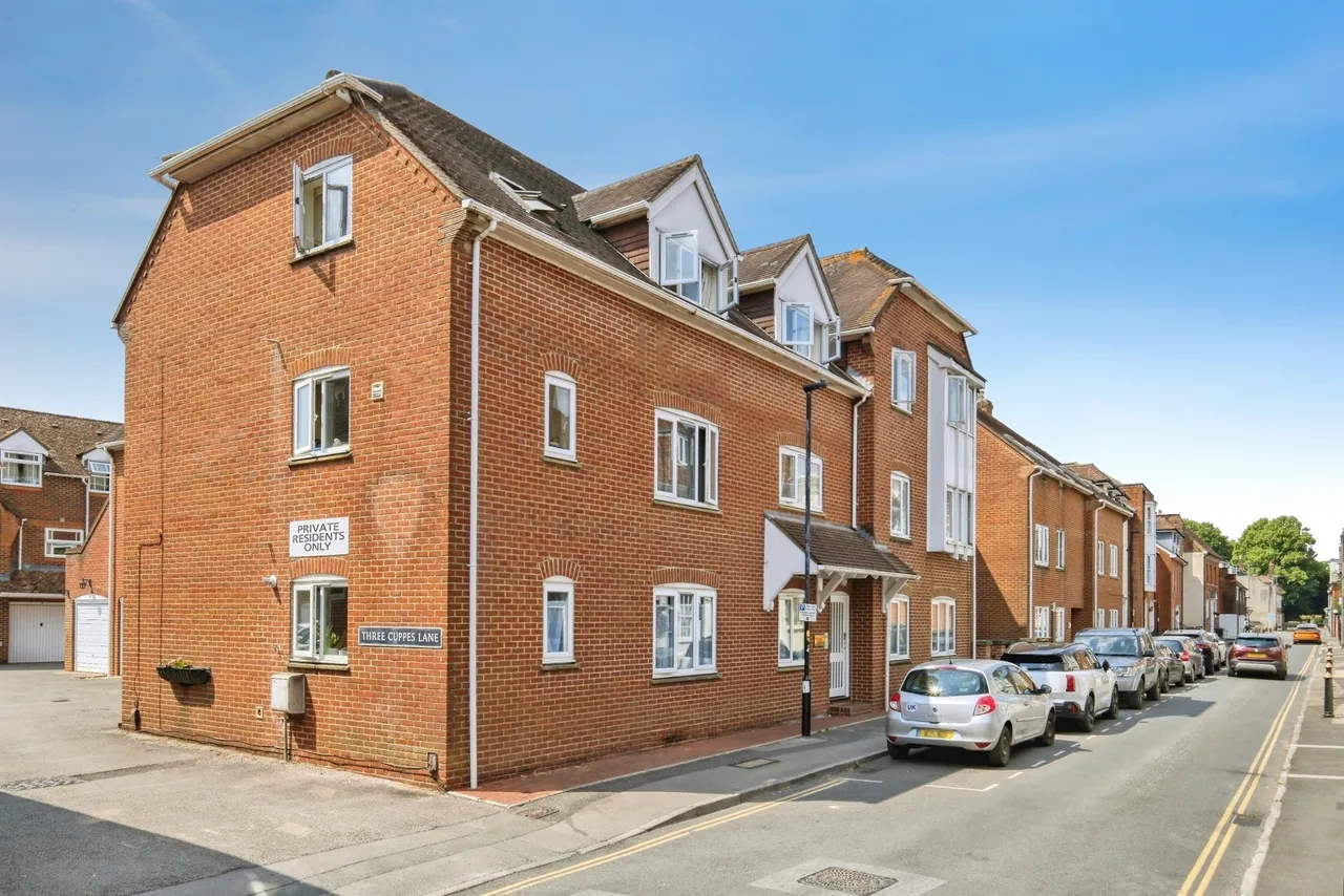 2 bed flat for sale — St. Edmunds Church Street, SALISBURY