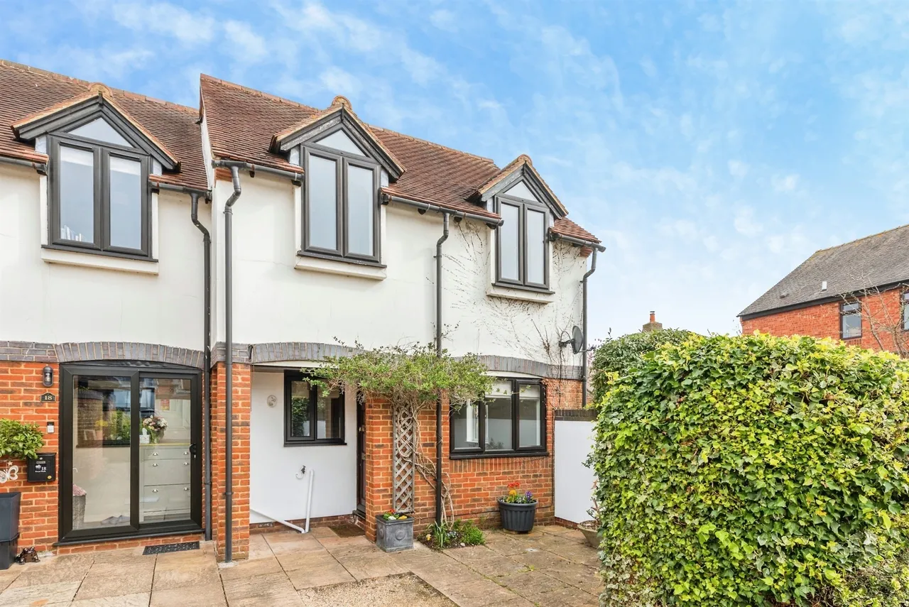 2 bed house for sale — Swan Walk, Thame