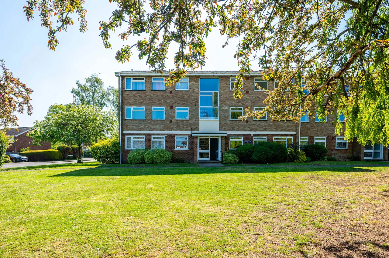 2 bed flat for sale — 35 Jordans Close, Guildford