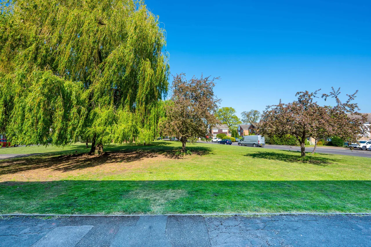 35 Jordans Close, Guildford, photo 10