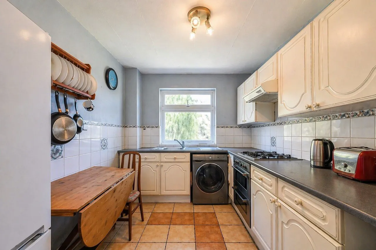35 Jordans Close, Guildford, photo 5