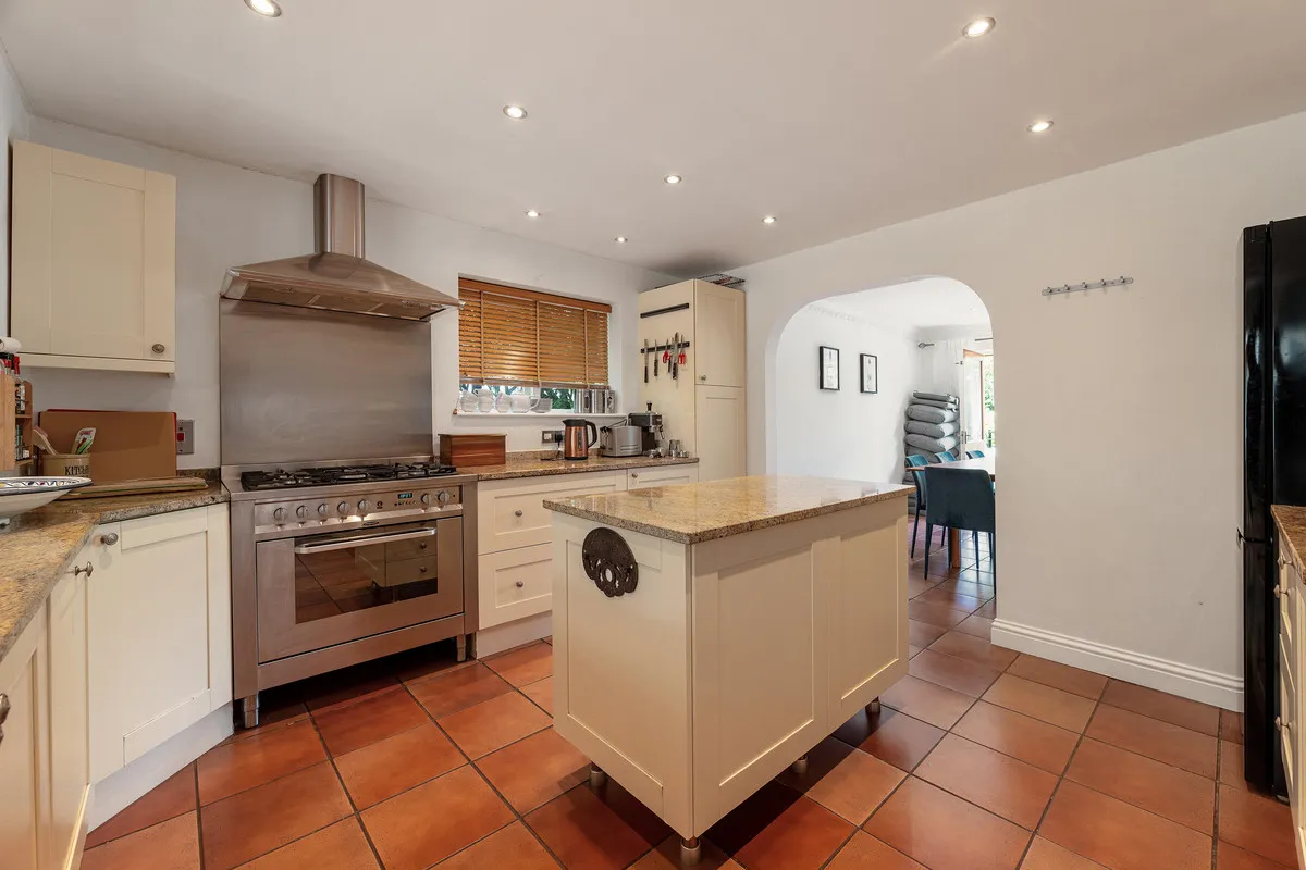 Beeches Drive, Farnham Common, SL2, photo 4