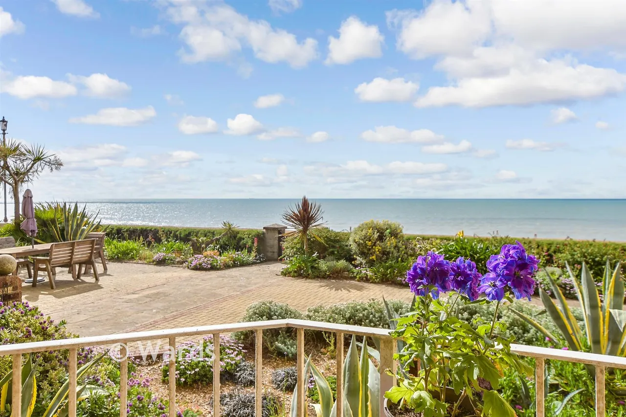 2 bed flat for sale, Marine Parade, Hythe, CT21
