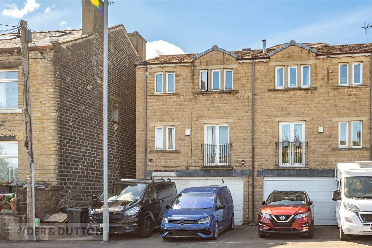 3 bed house for sale, Manchester Road, Linthwaite, HD7