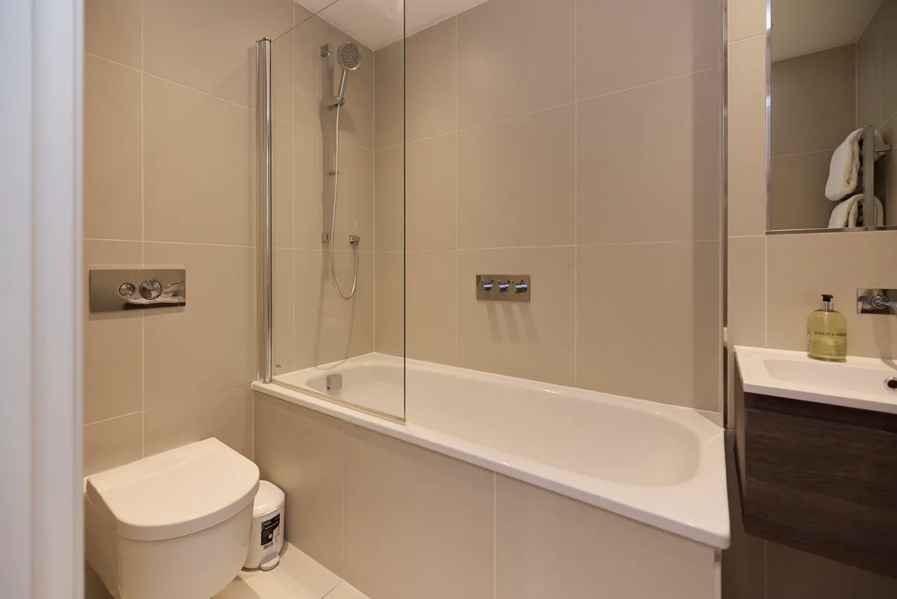Kew Bridge Road, TW8, photo 28