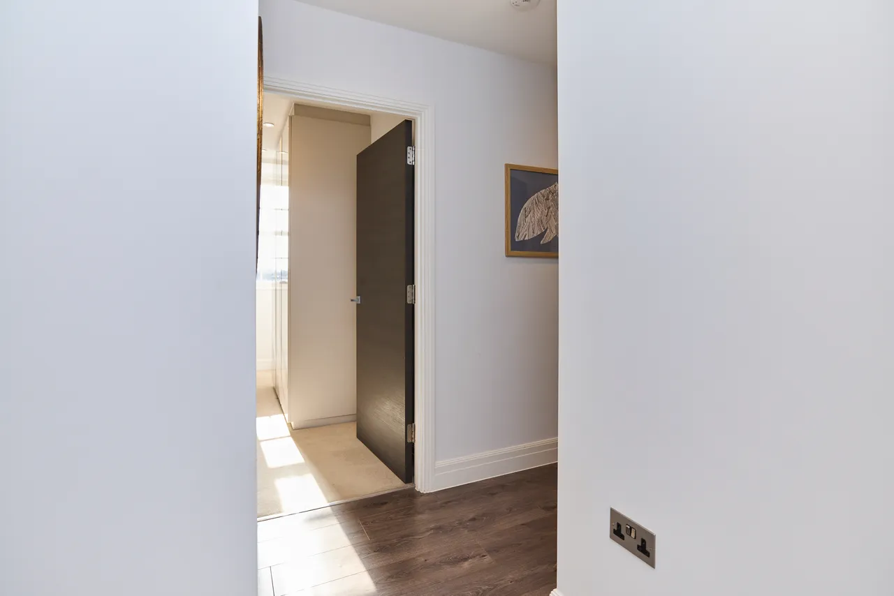 Kew Bridge Road, TW8, photo 13