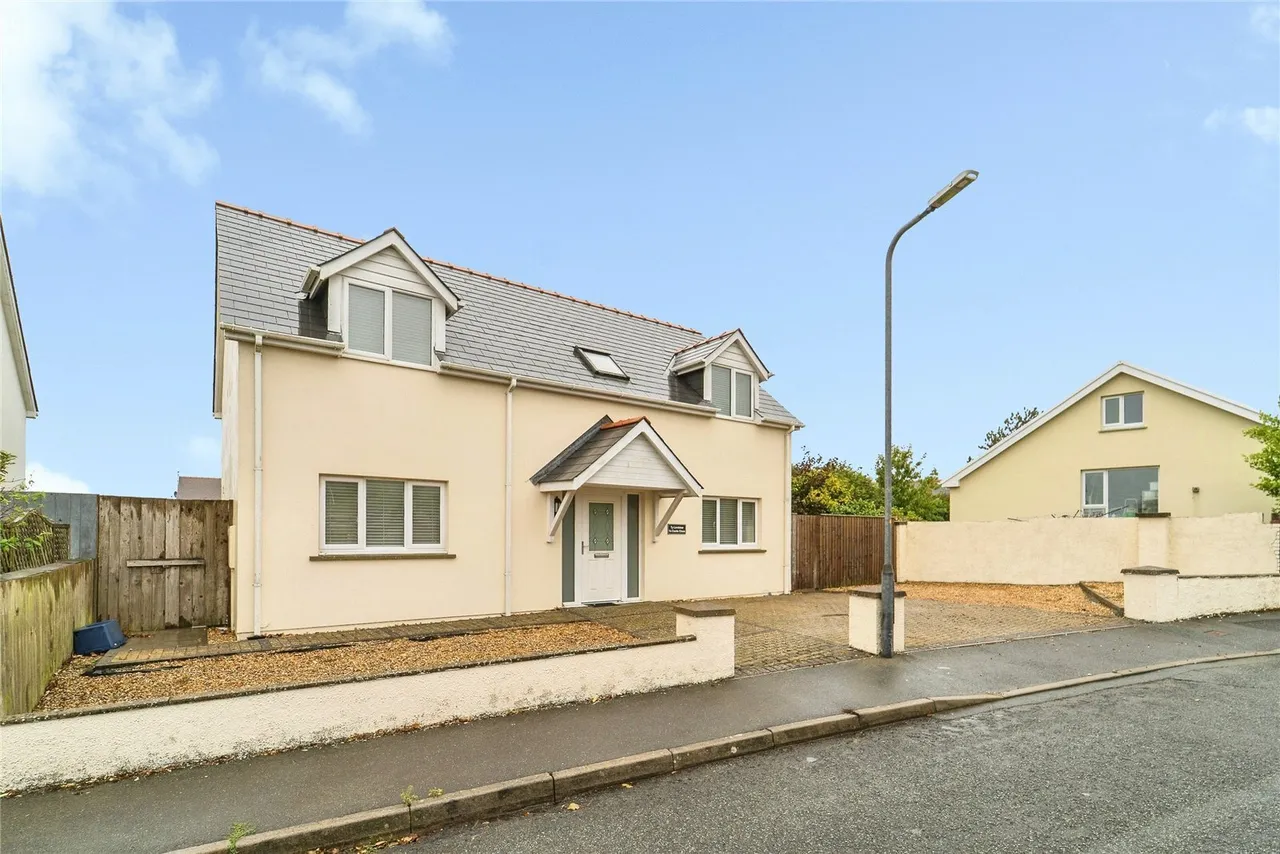 3 bed house for sale, Castle Close, Roch, SA62