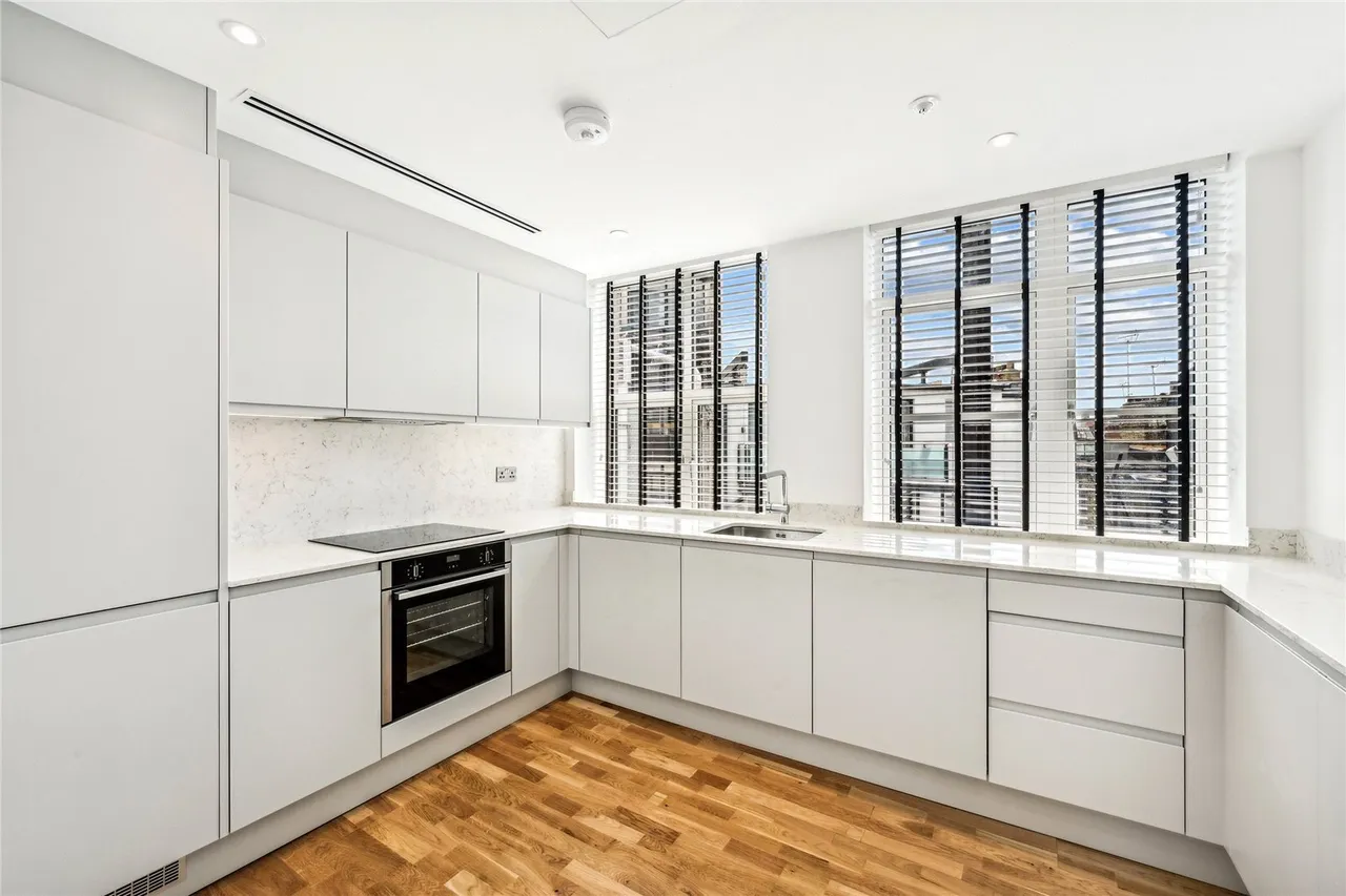 2 bed flat to rent, Hanover Street, London, W1S