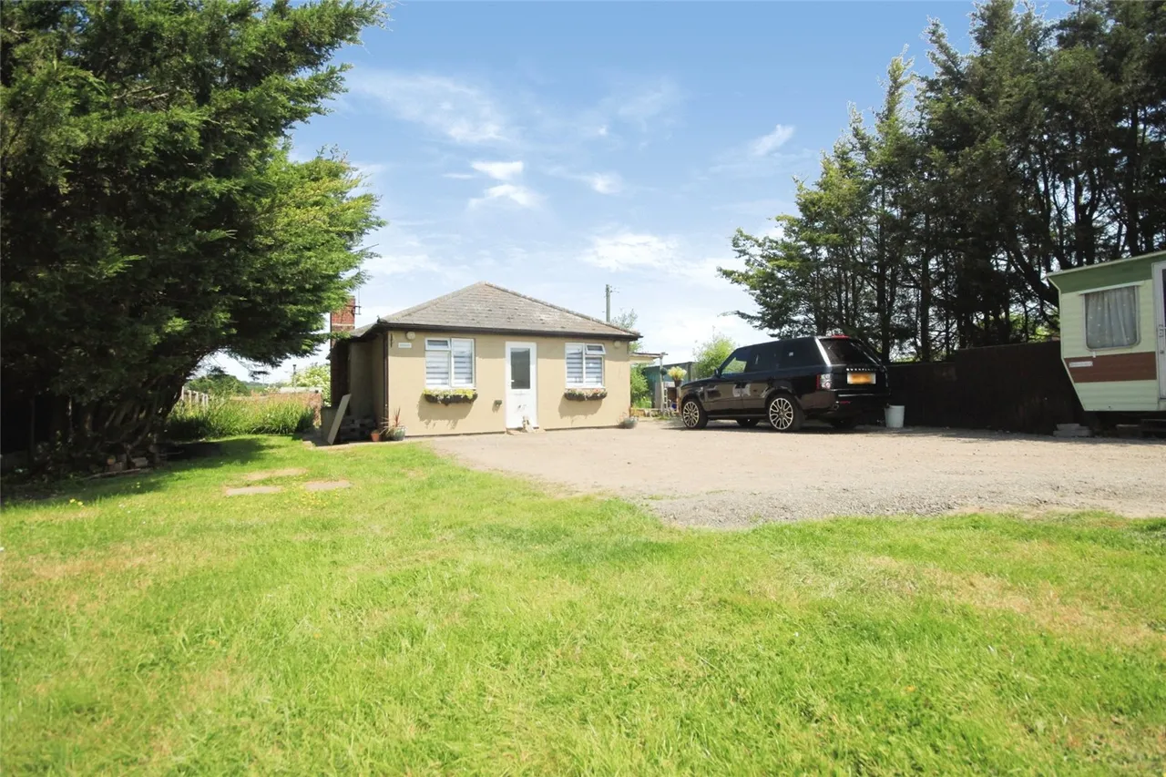 3 bed house for sale — Meadow Lane, Runwell, Wickford, Essex, SS11
