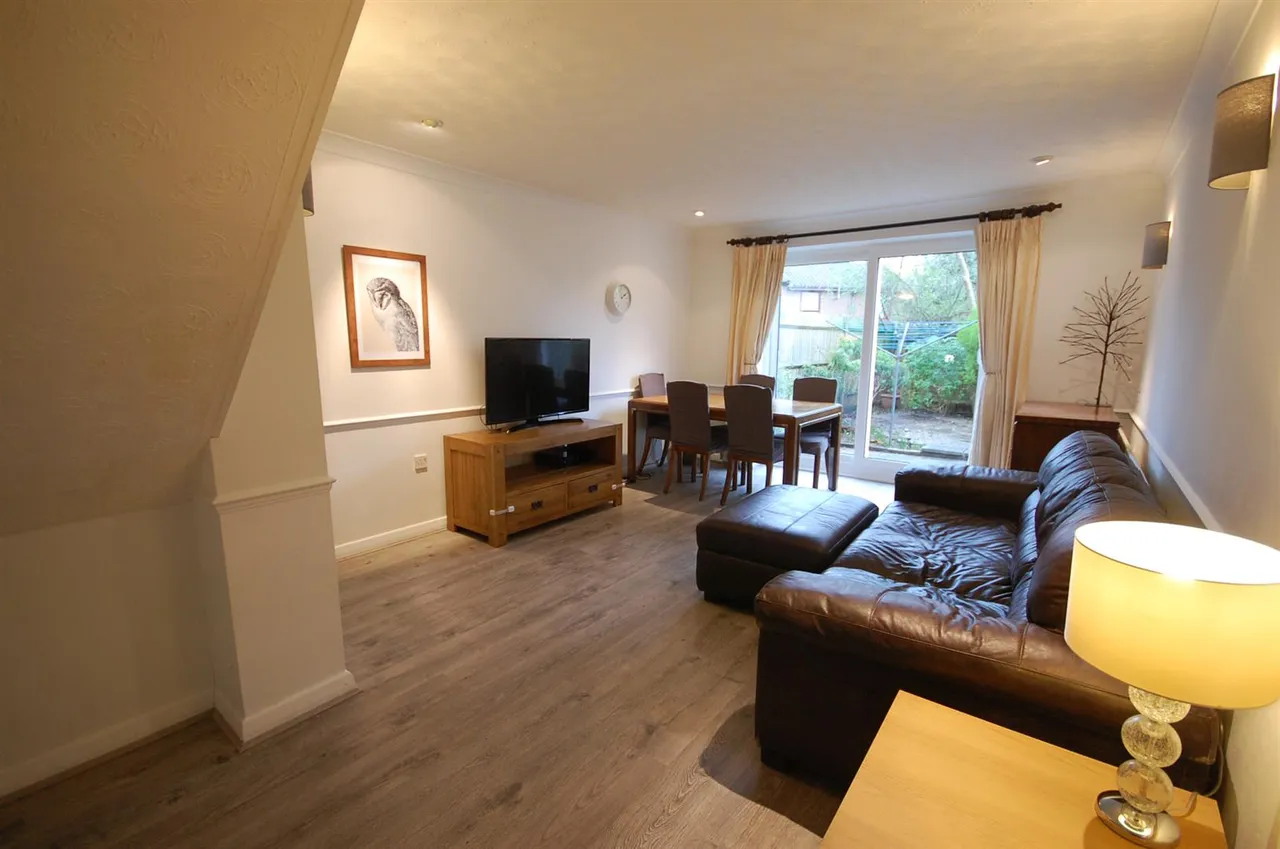 2 bed house to rent, Heacham Avenue, Ickenham, UB10