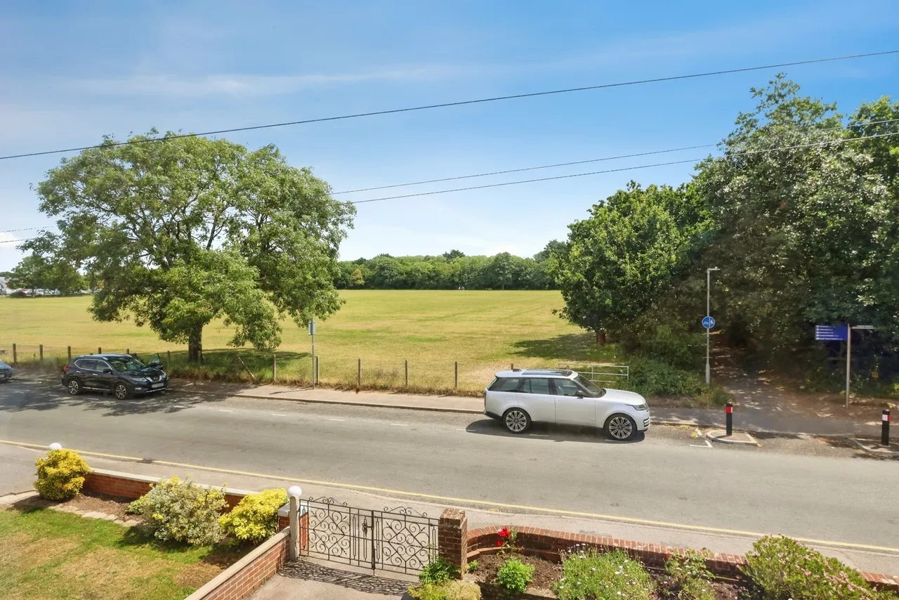 Talbot Drive, Talbot Heath, BH12, photo 2