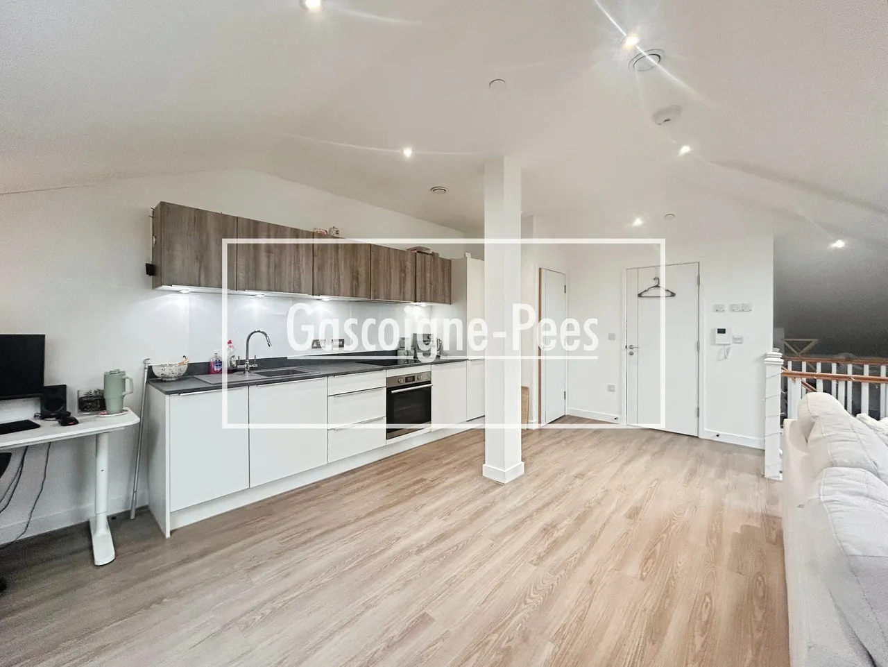 Springfield House, Ashwood Park, RG23, photo 3