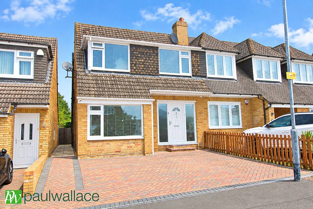 3 bed property for sale, Moorhurst Avenue, Goffs Oak, EN7