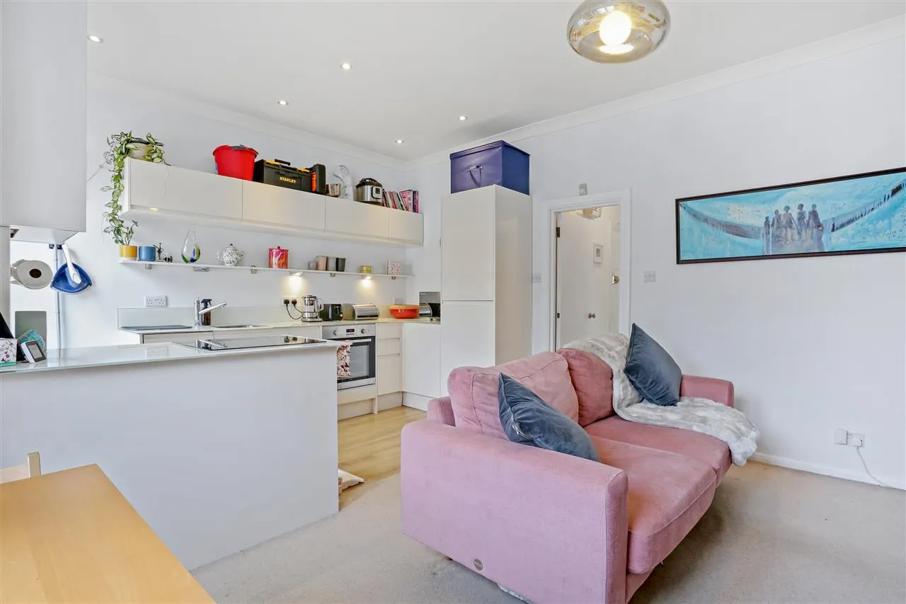 2 bed flat for sale — Melgund Road, London