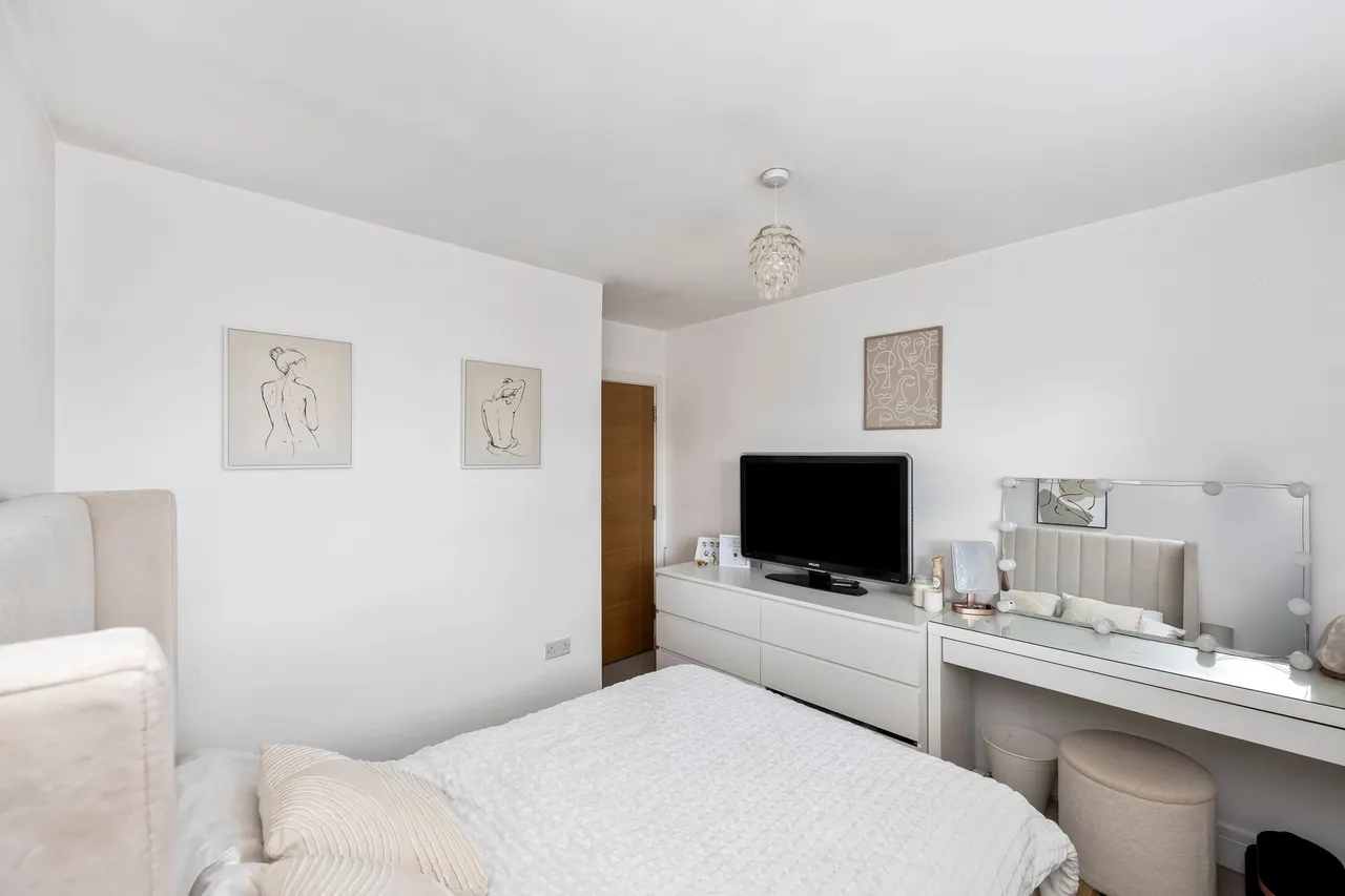 Highwood Crescent, Horsham, RH12, photo 13