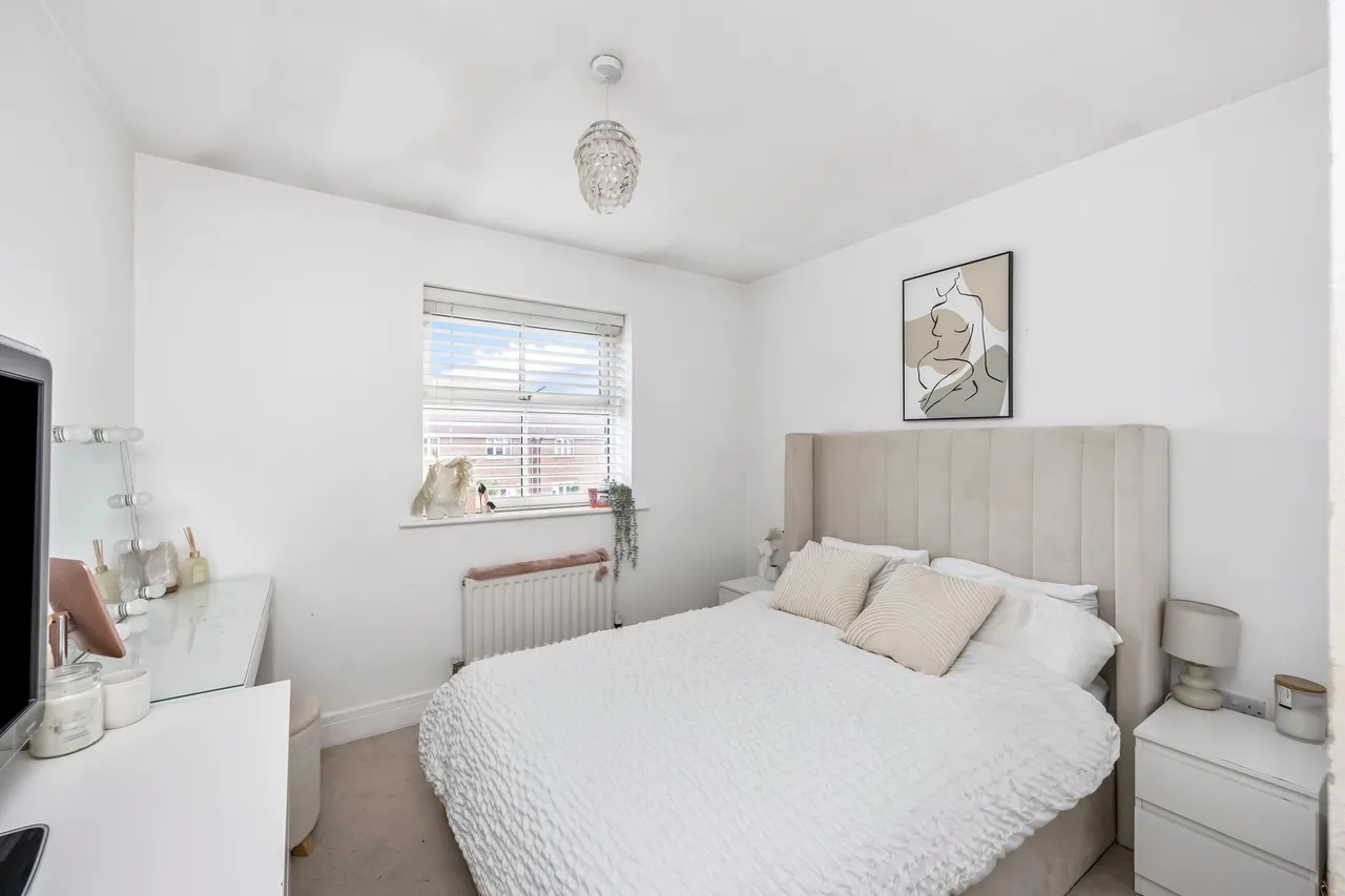 Highwood Crescent, Horsham, RH12, photo 12