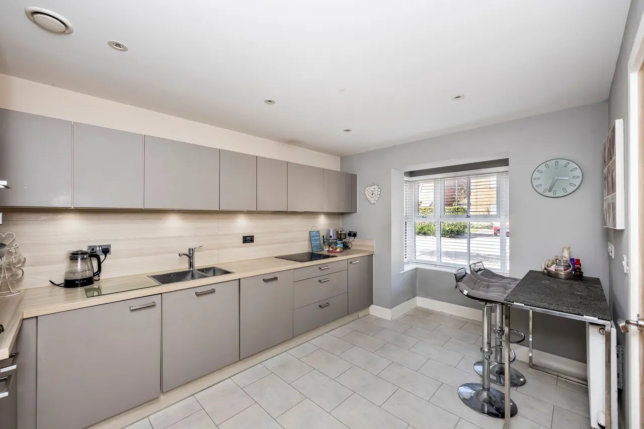 Highwood Crescent, Horsham, RH12, photo 3