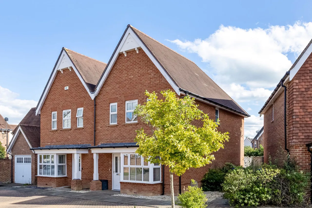 Highwood Crescent, Horsham, RH12, photo 4