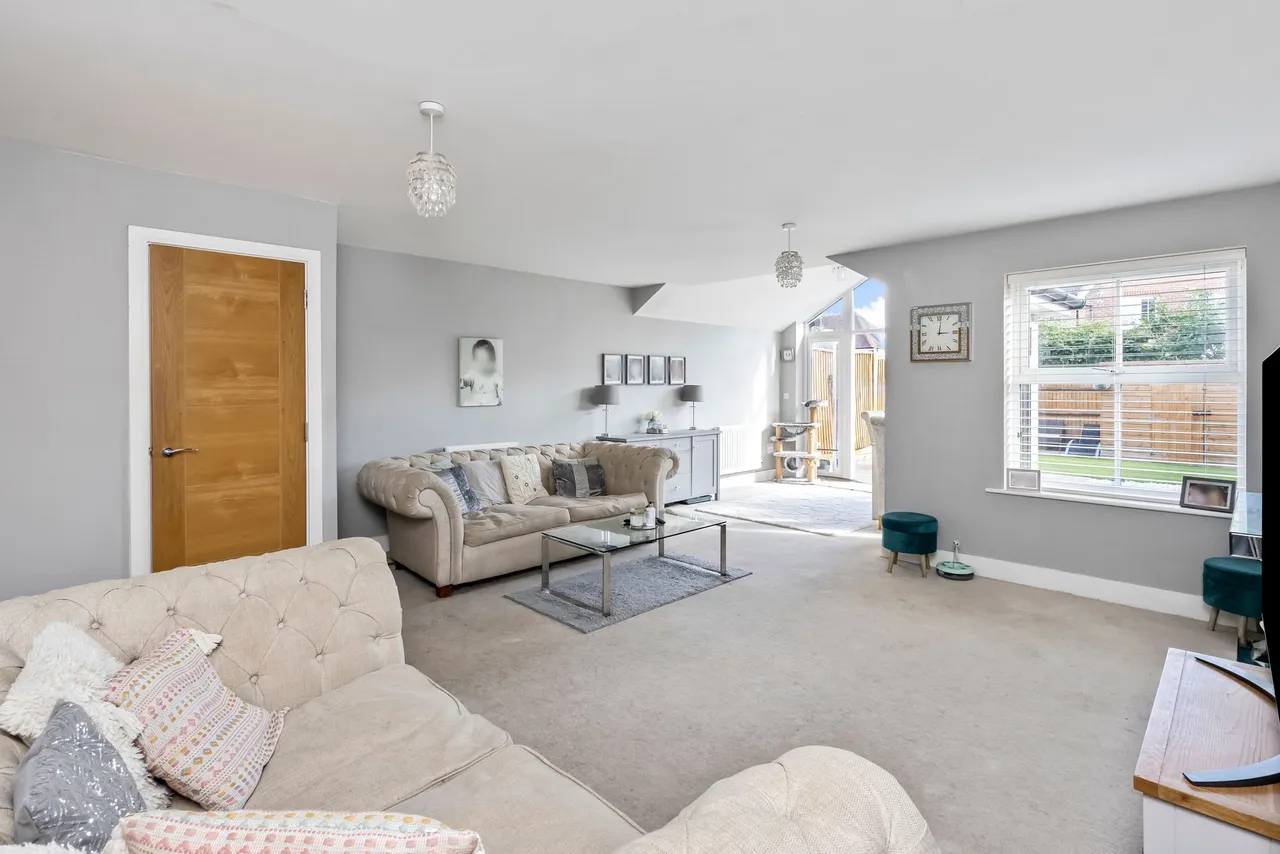Highwood Crescent, Horsham, RH12, photo 7