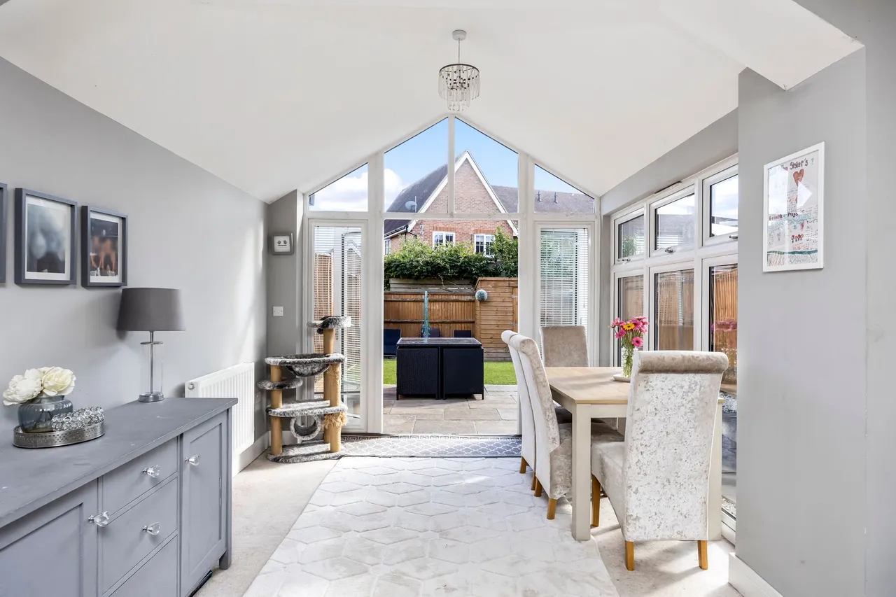Highwood Crescent, Horsham, RH12, photo 2