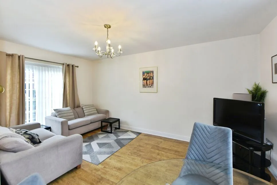 Fern Bank Street, SK14, photo 2