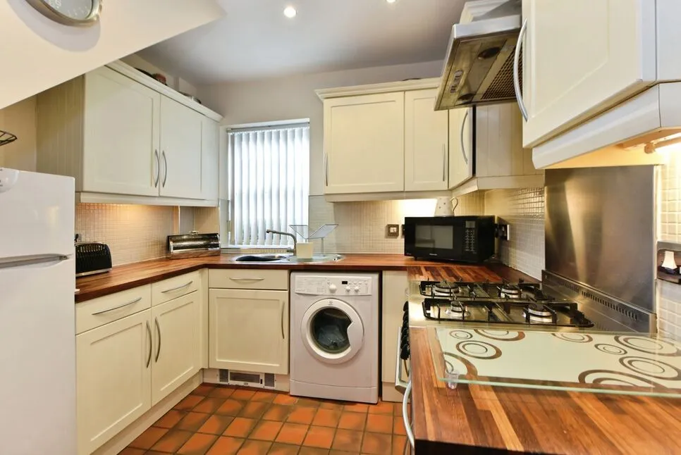 Fern Bank Street, SK14, photo 3