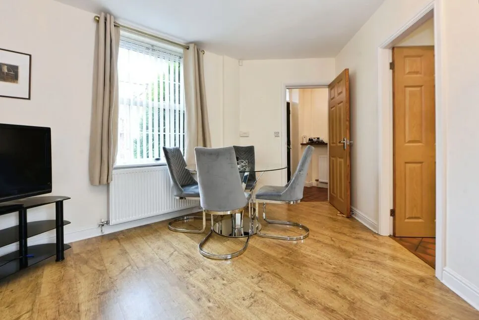 Fern Bank Street, SK14, photo 11