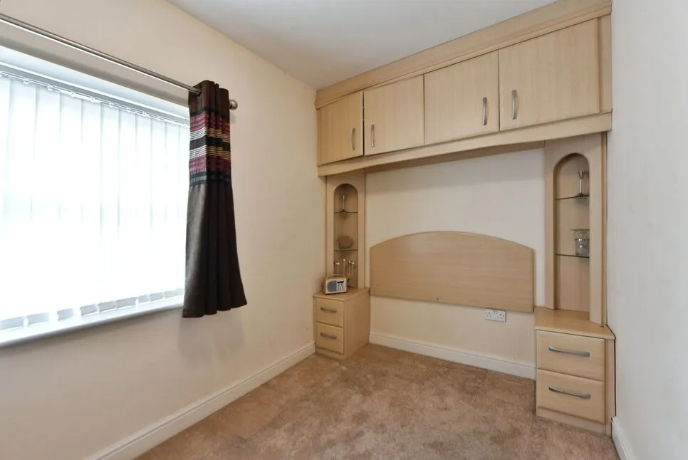 Fern Bank Street, SK14, photo 23