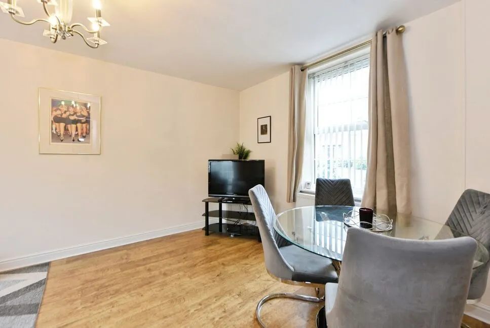 Fern Bank Street, SK14, photo 7