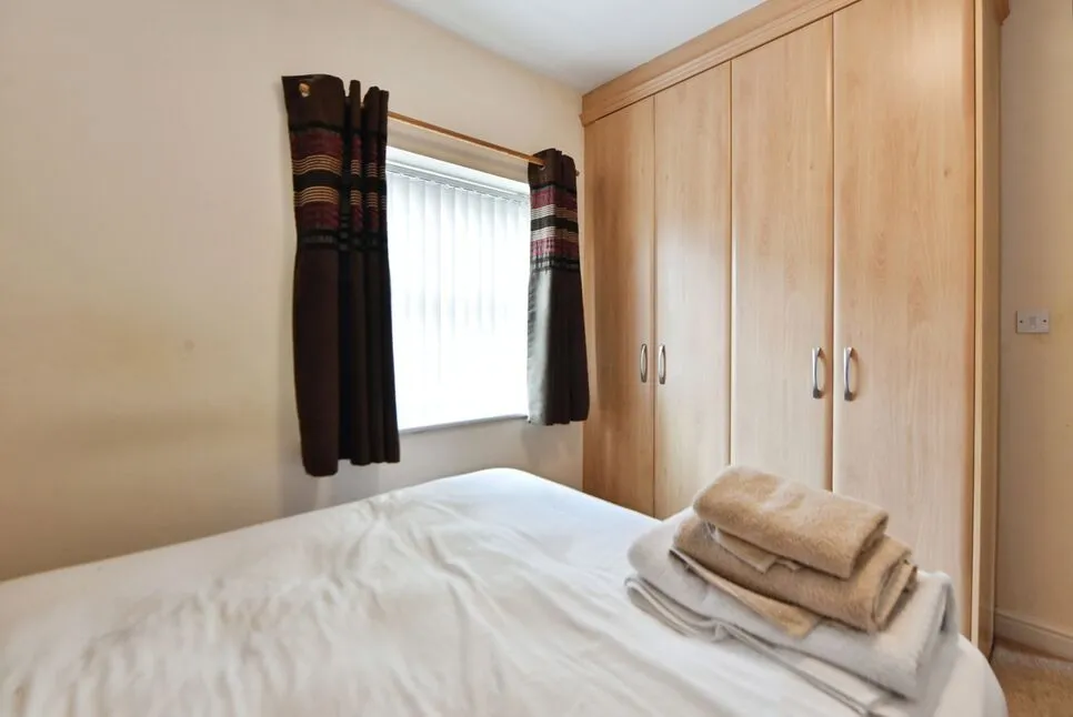 Fern Bank Street, SK14, photo 18