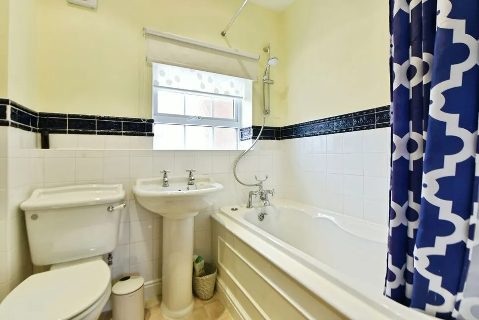 Fern Bank Street, SK14, photo 19