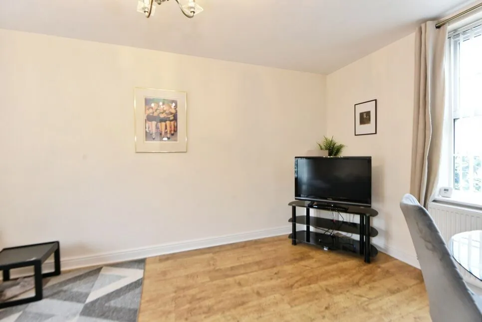 Fern Bank Street, SK14, photo 8