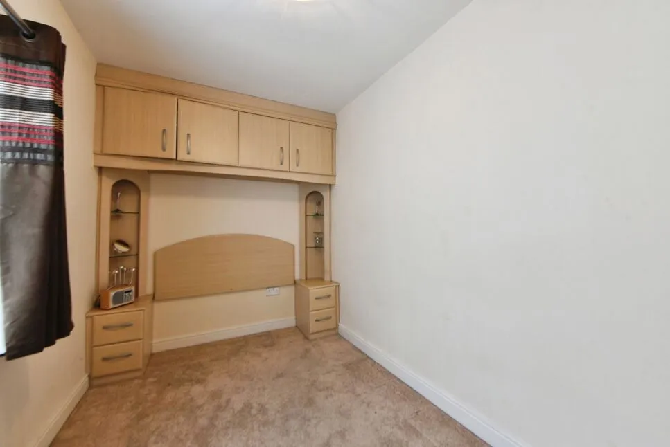 Fern Bank Street, SK14, photo 22