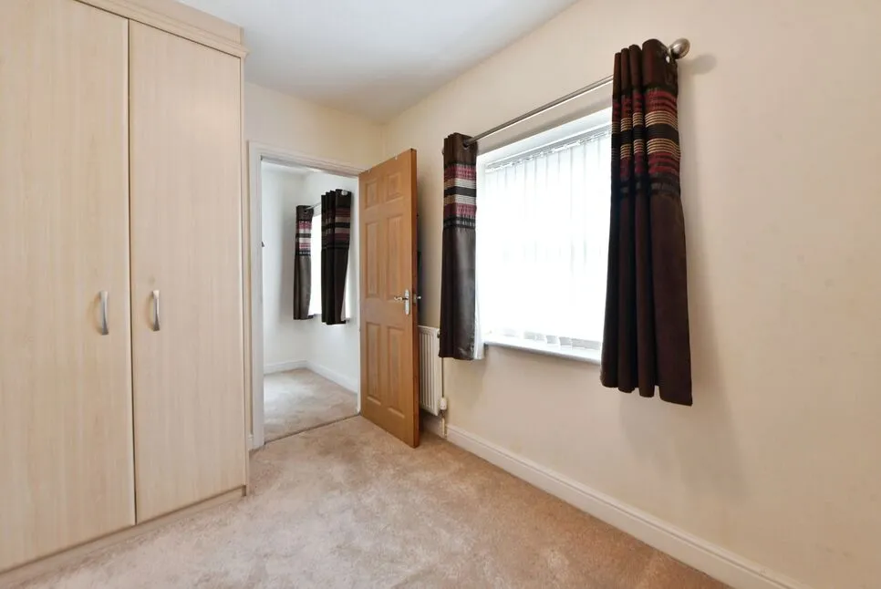Fern Bank Street, SK14, photo 24