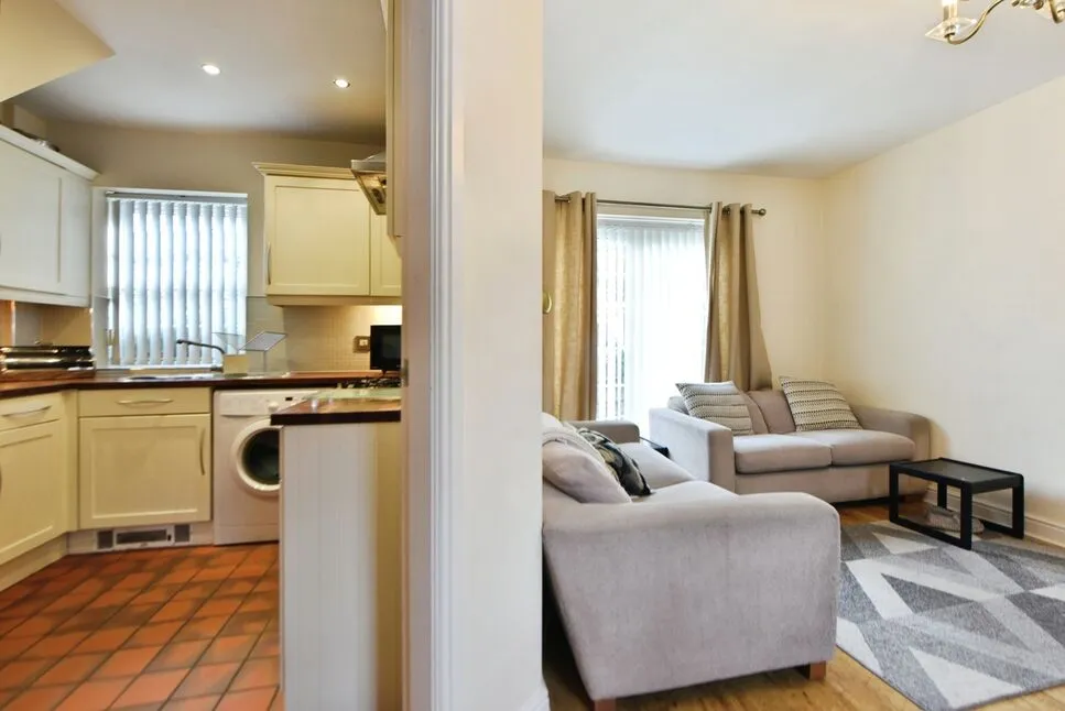 Fern Bank Street, SK14, photo 15