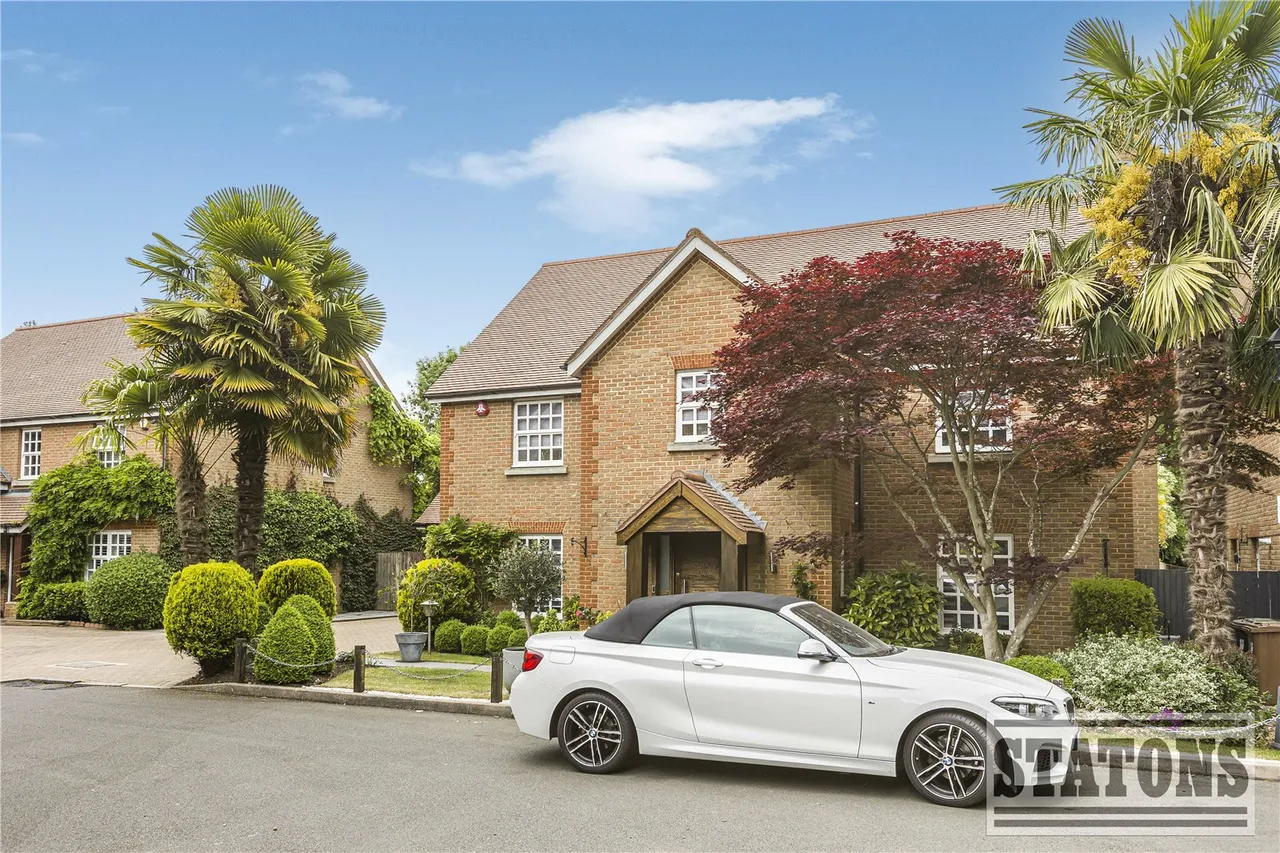 4 bed house for sale — May Gardens, Elstree, Hertfordshire, WD6 3RZ